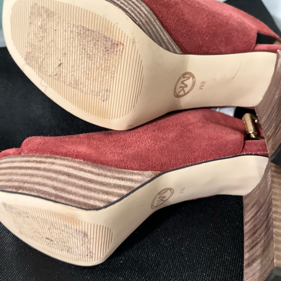 Michael Kors Elegant Red Suede Platform Heels Coral size 8 NEW fits a size 8.5 - Picture 7 of 7